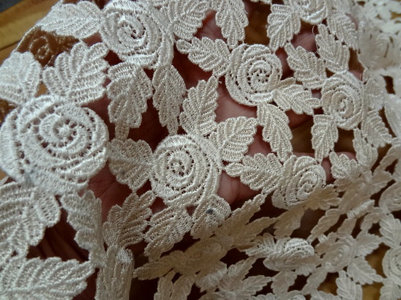 Guipure roses et feuillages festonnee ecru 5