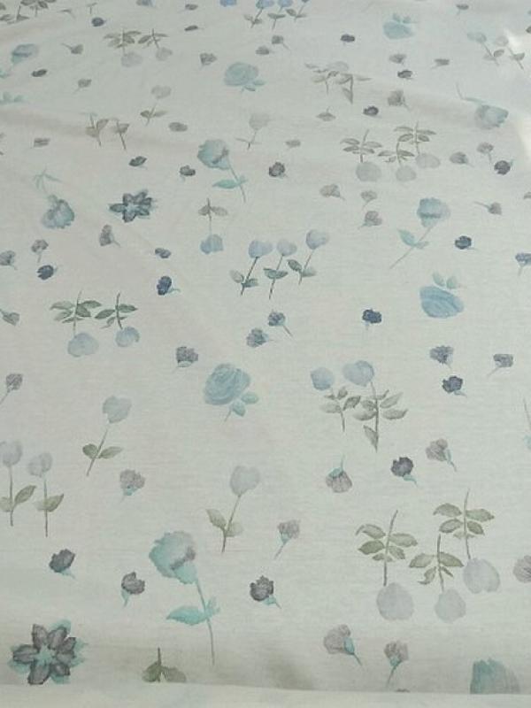 Jersey coton blanc casse fleurs en camaieu de bleus 1 