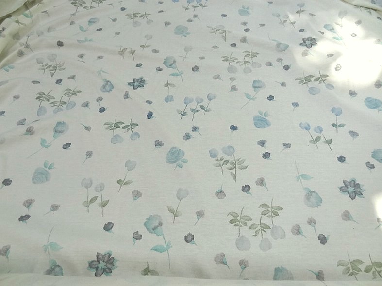 Jersey coton blanc casse fleurs en camaieu de bleus 1