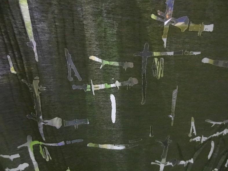 Jersey coton melange kaki motif dechirure sur fine resille 1