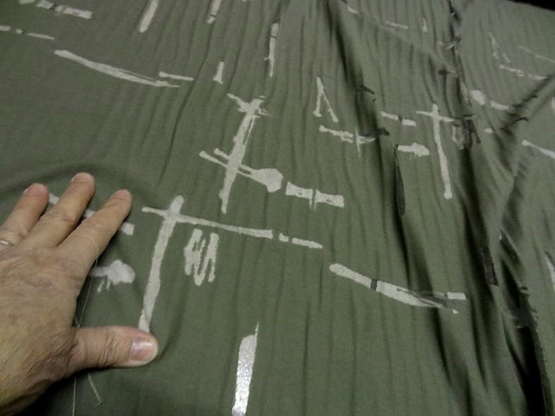 Jersey coton melange kaki motif dechirure sur fine resille 3