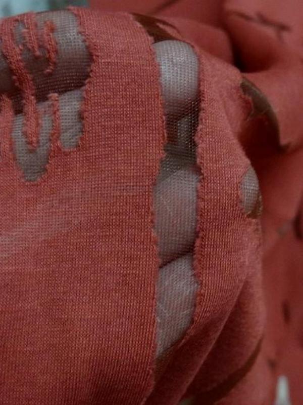 Jersey coton melange rouge tomette motif devore sur resille 6 