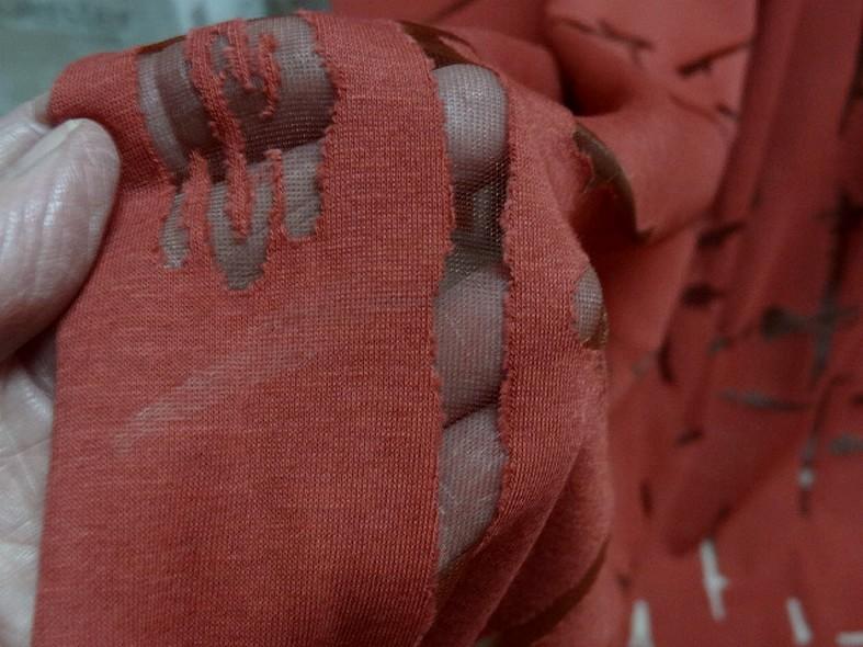 Jersey coton melange rouge tomette motif devore sur resille 6