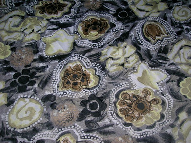 Jersey gris taupe fleurs ocres et noires 3