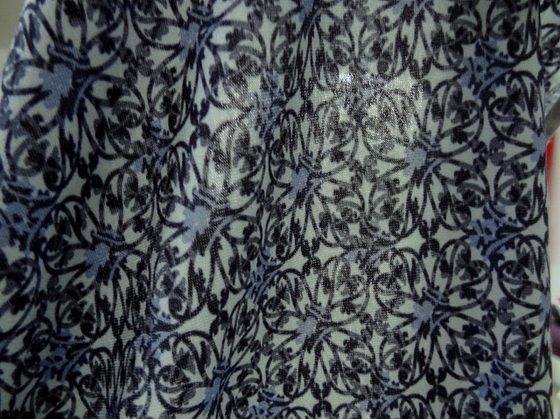 Jersey viscose lycra carres de fleurs bleues 3