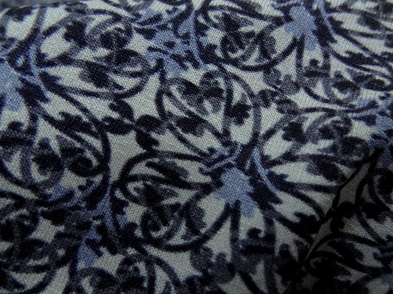 Jersey viscose lycra carres de fleurs bleues 4