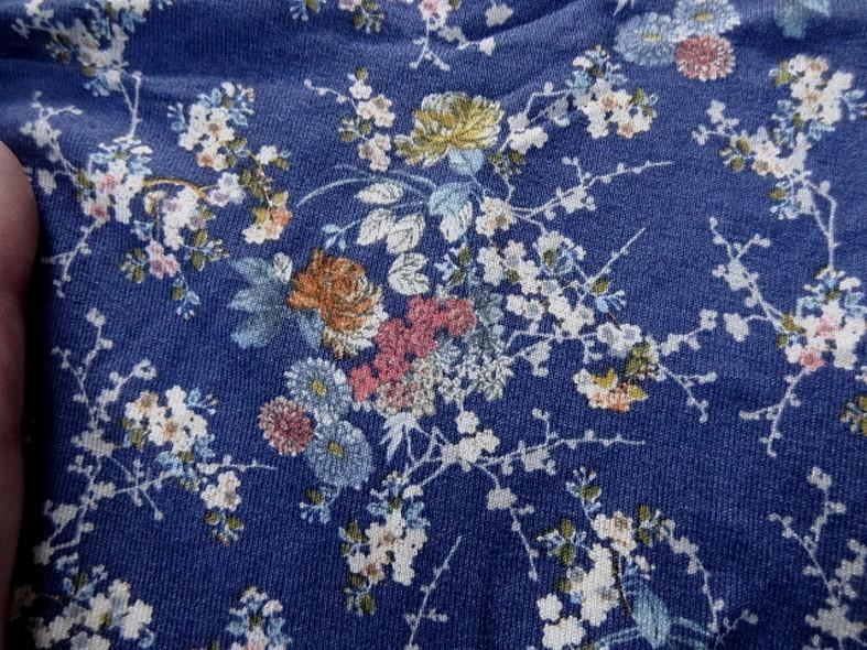 Jersey viscose lycra fond bleuet petites fleurs 1