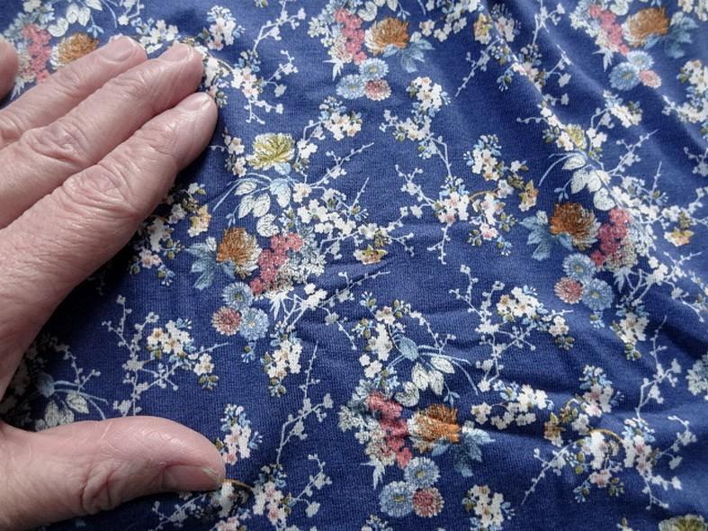 Jersey viscose lycra fond bleuet petites fleurs 3