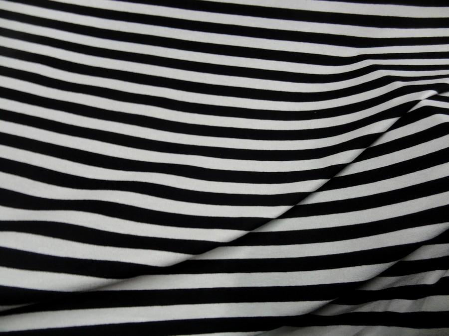Jersey viscose lycra rayé noir et blanc pour couture fluide et extensible
