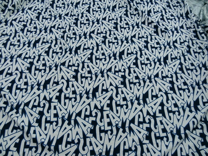 tissu Jersey viscose motif lettrage majuscule bleu blanc