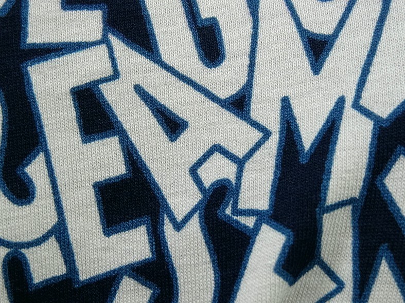 Jersey viscose motif lettrage majuscule bleu blanc 3 