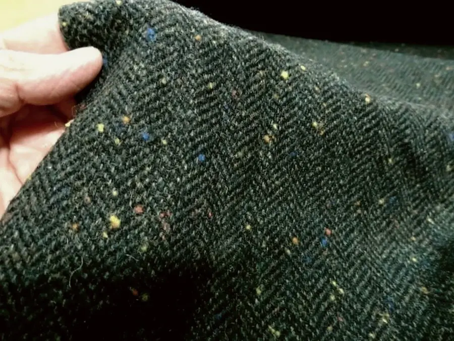 Lainage tweed vert kaki et noir chine a chevrons 3 1
