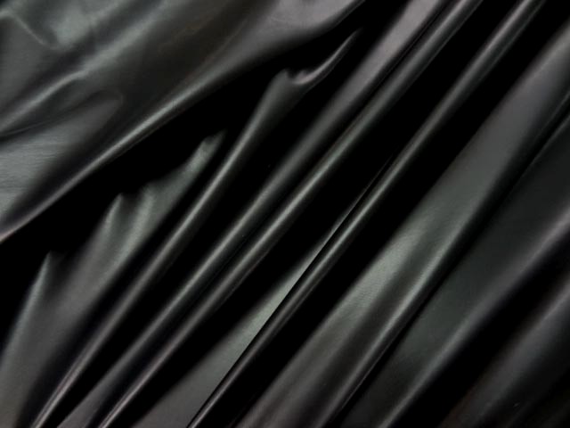 Latex fin noir 1