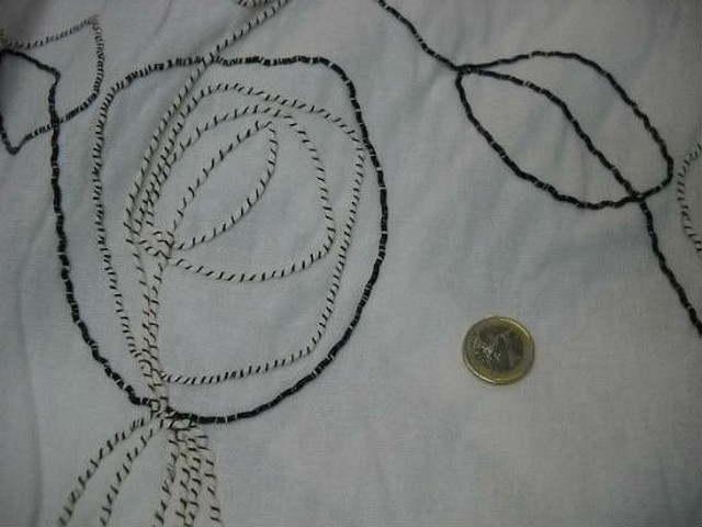 Lin blanc brode avec atebas en laine 1