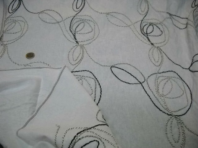 Lin blanc brode avec atebas en laine 2