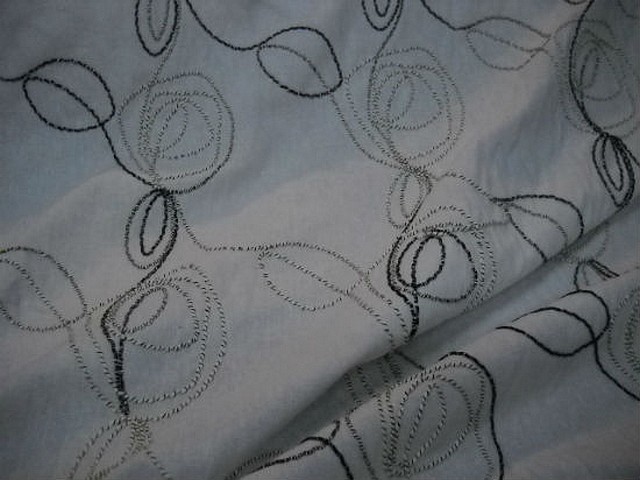 Lin blanc brode avec atebas en laine 3