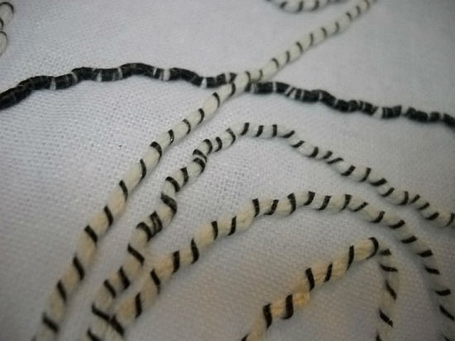 Lin blanc brode avec atebas en laine 4