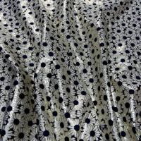 Lycra blanc bleu motif marguerites bord petales or 1