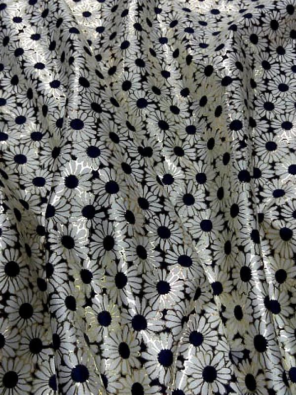 Lycra blanc bleu motif marguerites bord petales or 1 