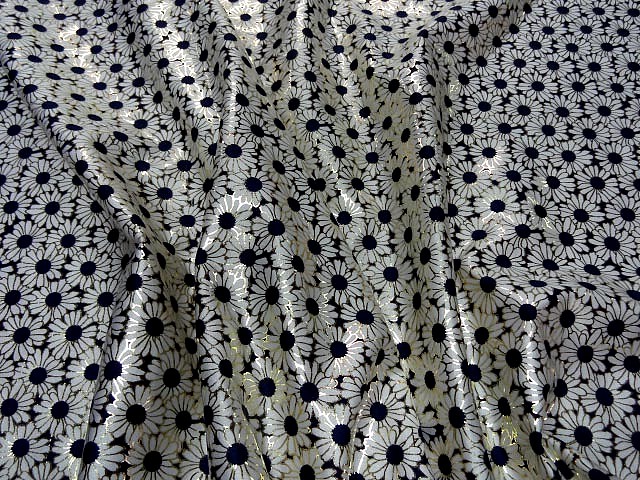 Lycra blanc bleu motif marguerites bord petales or 1