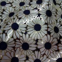 Lycra blanc bleu motif marguerites bord petales or 2 