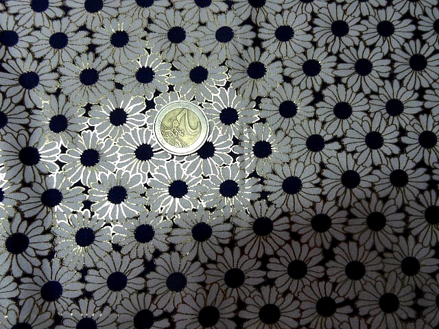 Lycra blanc bleu motif marguerites bord petales or 3