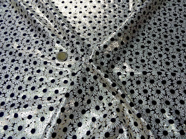 Lycra blanc bleu motif marguerites bord petales or 4
