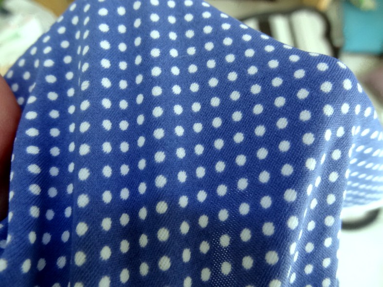 Lycra bleu denim a petits pois blancs 4