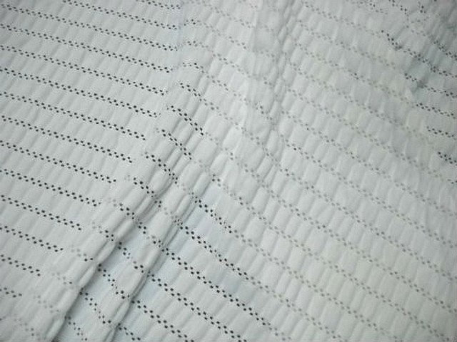 Lycra epais faconne dentelle froncee blanc 1