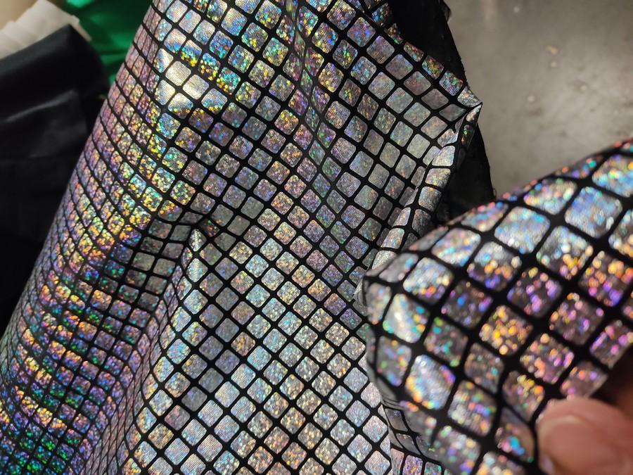 Lycra fin noir avec cubes paillettes arc en ciel 2