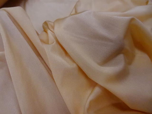 Lycra fin satine teinte pêche 1