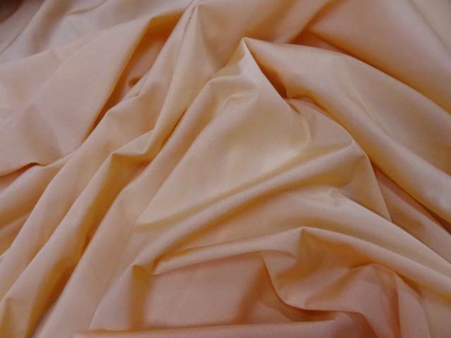 Lycra fin satine teinte pêche 2