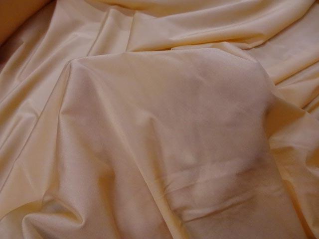 Lycra fin satine teinte pêche 3