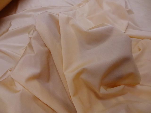 Lycra fin satine teinte pêche 4