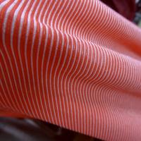 Lycra finement cotele moire teintes grenadine blanc 3 