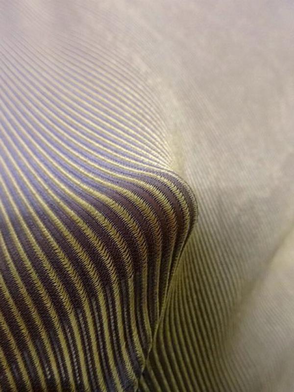 Lycra finement cotele teintes moirees lilas et or 3 