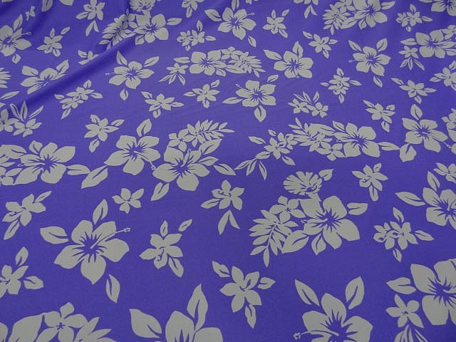 Lycra lavande fleurs hawaiennes blanches 1