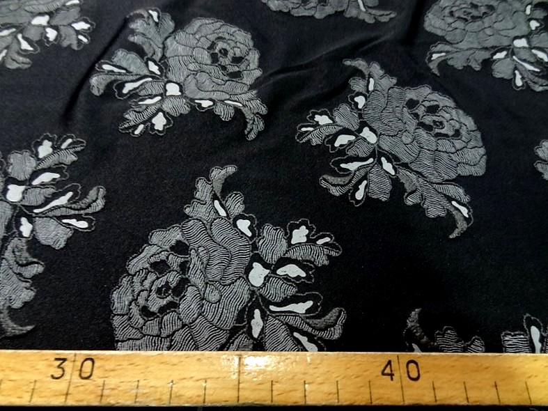 Lycra noir fin application motif roses grises en relief 2