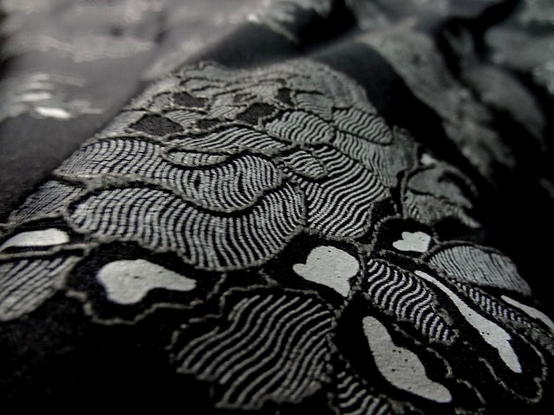 Lycra noir fin application motif roses grises en relief 3