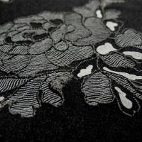 Lycra noir fin application motif roses grises en relief 4