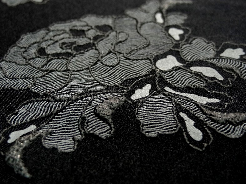 Lycra noir fin application motif roses grises en relief 4