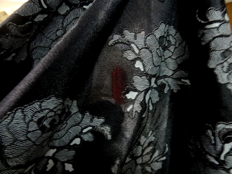 Lycra noir fin application motif roses grises en relief 5