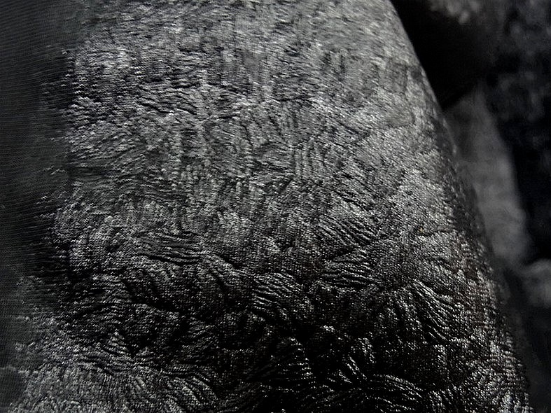 Lycra noir motif frappe satine 1