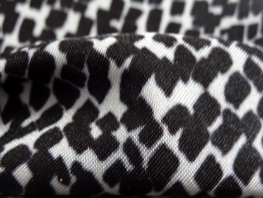 Lycra petits carreaux noir sur blanc 01 4