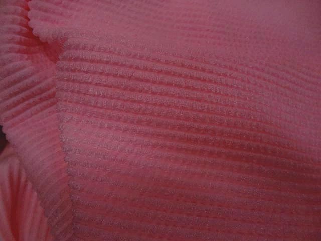 Lycra rose chaud rayures cloquees 2