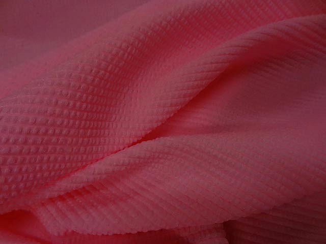 Lycra rose chaud rayures cloquees 3