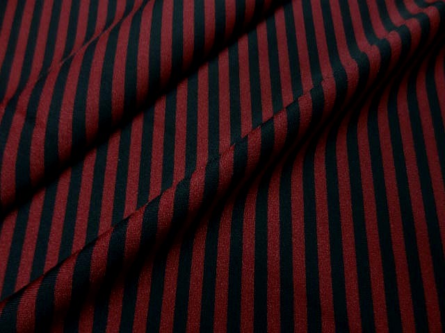 Lycra rouge carmin et noir fines rayures 2