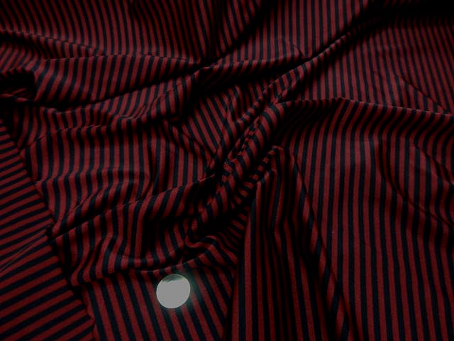 Lycra rouge carmin et noir fines rayures 3
