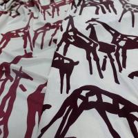 Lycra satin fond sable motif girafes stylisees bourgogne 1 