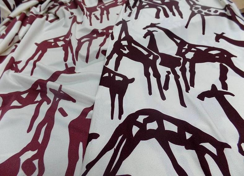 Lycra satin fond sable motif girafes stylisees bourgogne 1